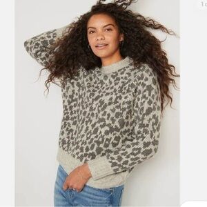 NWOT Old Navy Cozy Crewneck Sweater Grey and Beige Animal Print, Size Medium